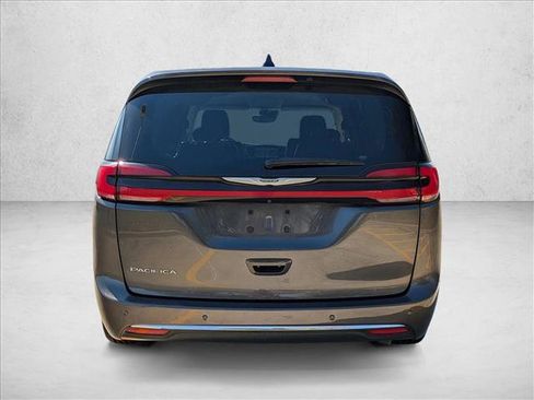 Used 2023 Chrysler Pacifica Touring-L image 6