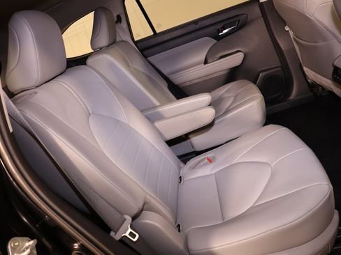 Used 2020 Toyota Highlander XLE image 49