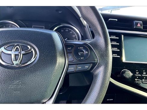 Used 2018 Toyota Camry LE image 12