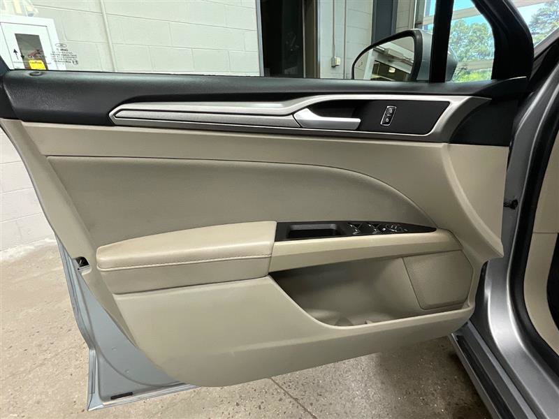 Used 2020 Ford Fusion SE FWD image 10