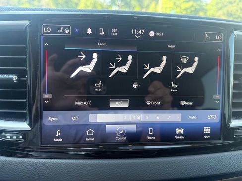 Used 2023 Chrysler Pacifica Touring-L FWD image 27