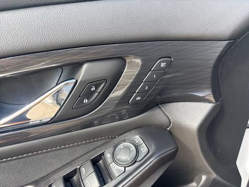 Used 2023 Chevrolet Traverse High Country FWD image 14