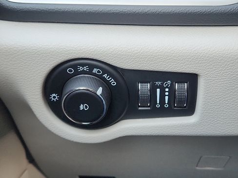 Used 2023 Chrysler Pacifica Touring-L FWD image 15