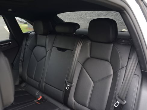 Certified 2022 Porsche Macan S AWD/4WD image 32
