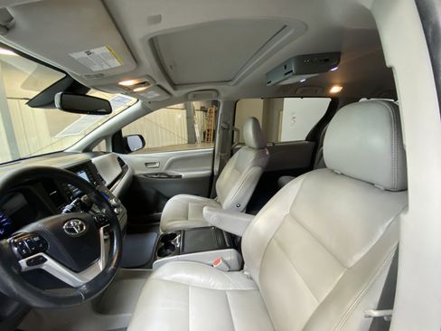 Used 2020 Toyota Sienna XLE w/ XLE Navigation Package image 22