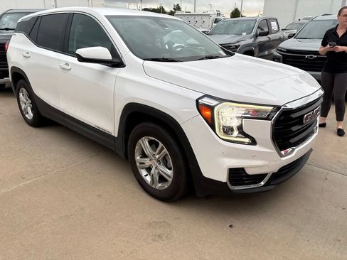 Used 2022 GMC Terrain SLE FWD image 1