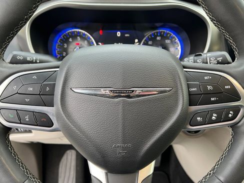 Used 2023 Chrysler Pacifica Touring-L image 30