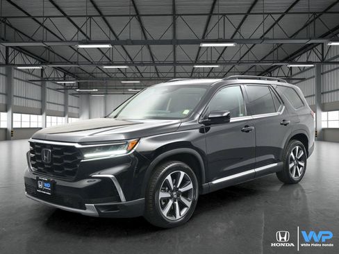 Certified 2024 Honda Pilot Touring image 1