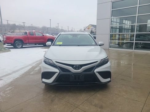 Used 2023 Toyota Camry SE image 2