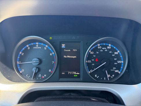 Used 2018 Toyota RAV4 XLE AWD/4WD image 5