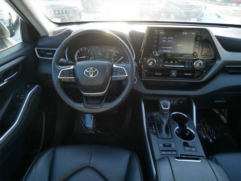 Certified 2022 Toyota Highlander XLE image 10