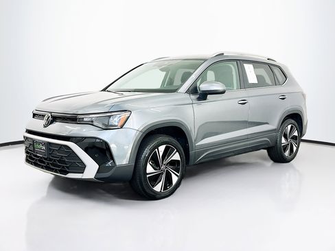 Used 2025 Volkswagen Taos SE AWD/4WD image 3
