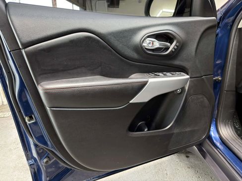 Used 2018 Jeep Cherokee Trailhawk image 18