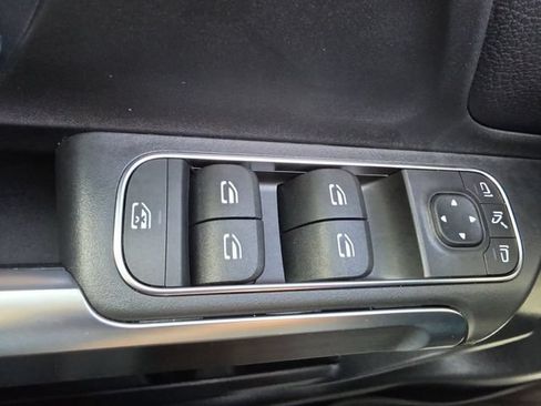 Used 2025 Mercedes-Benz GLB 250 image 30