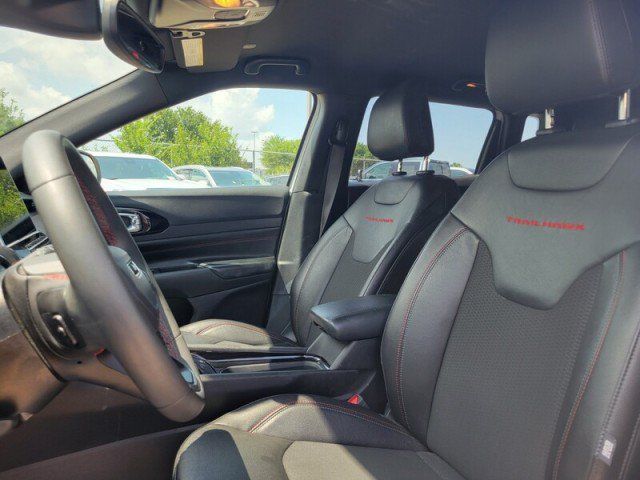 Used 2025 Jeep Compass Trailhawk AWD/4WD image 12