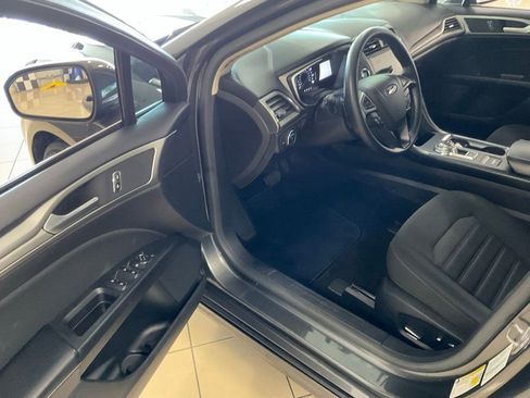 Used 2019 Ford Fusion SE FWD image 9