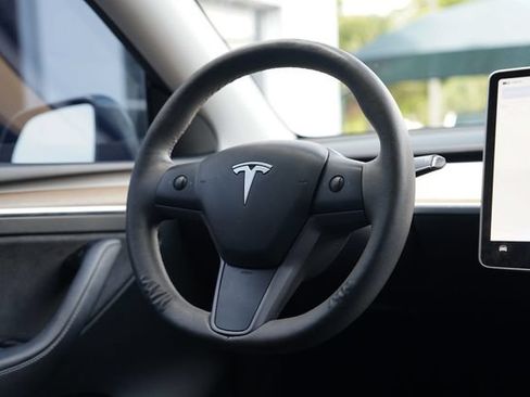 Used 2023 Tesla Model Y Long Range AWD/4WD image 31