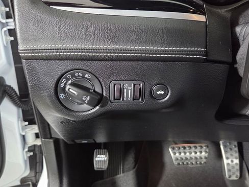 Used 2023 Chrysler 300 C image 18