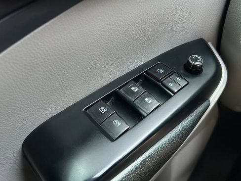 Used 2016 Toyota Highlander LE FWD image 12