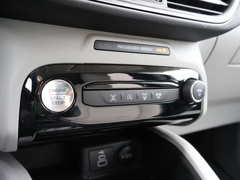 Certified 2025 Ford Escape Platinum image 37