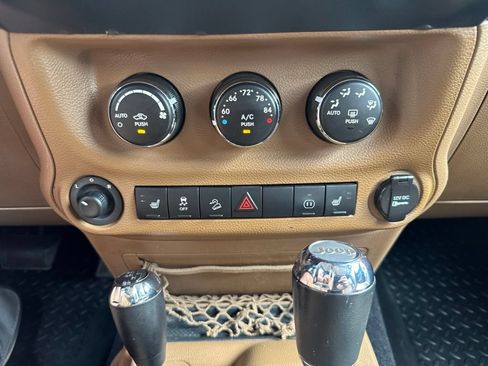 Used 2011 Jeep Wrangler Rubicon w/ PWR Convenience Group AWD/4WD image 31