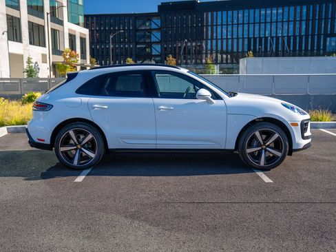 Certified 2026 Porsche Macan AWD/4WD image 8