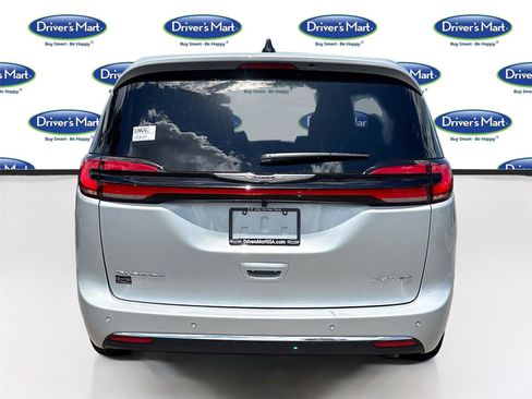 Used 2026 Chrysler Pacifica Limited FWD image 6