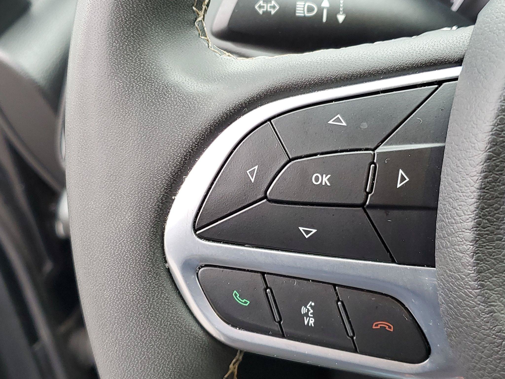 Used 2025 Chrysler Pacifica Select FWD image 11