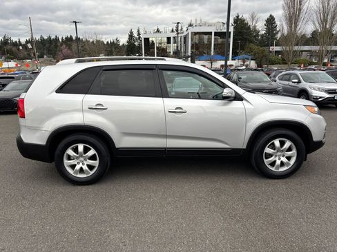 Used 2013 Kia Sorento LX w/ Convenience Pkg image 4