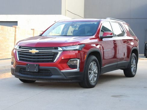 Used 2023 Chevrolet Traverse LT image 2