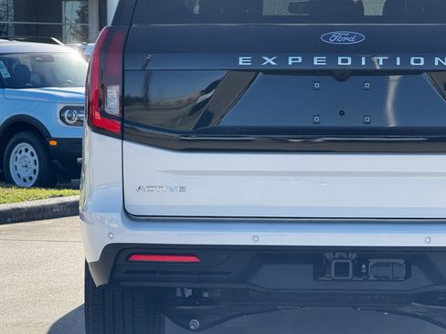 New 2025 Ford Expedition Active image 12