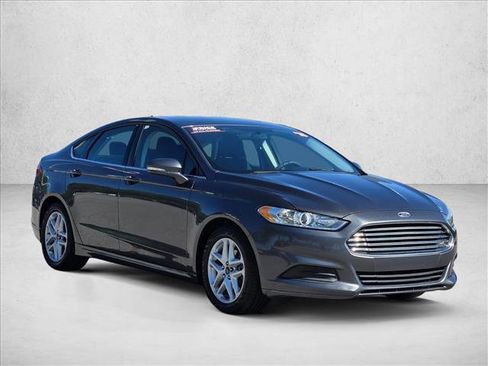 Used 2015 Ford Fusion SE FWD image 3