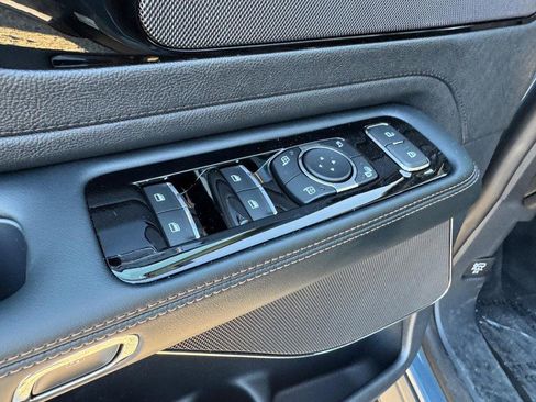 New 2025 Lincoln Aviator AWD image 18