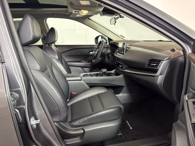 Used 2023 Nissan Rogue SV w/ SV Premium B Package FWD image 4