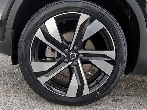 Used 2025 Volvo XC40 B5 Plus image 23