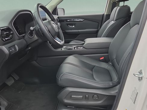 Certified 2025 Honda Pilot Touring image 9