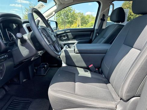 Used 2018 Nissan Titan SV image 18