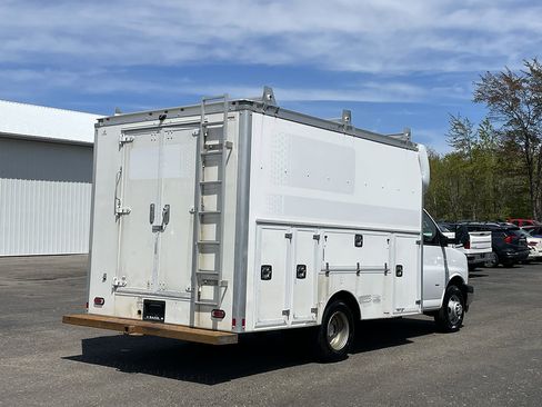 Used 2021 Chevrolet Express 3500 w/ Power Convenience Package RWD image 2