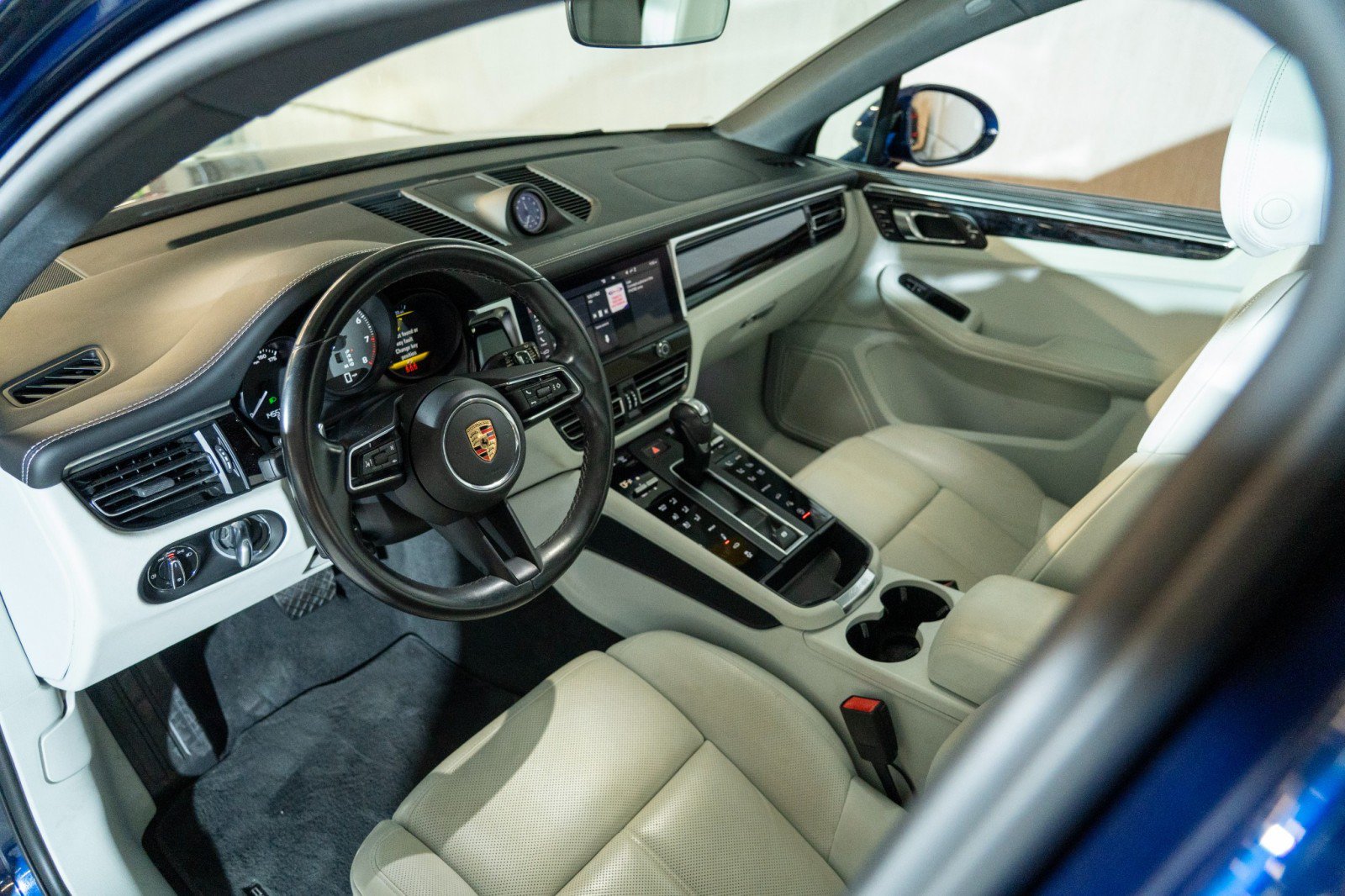 Certified 2023 Porsche Macan S AWD/4WD image 4