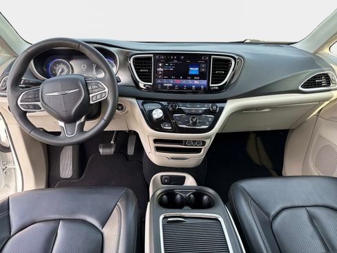 Used 2023 Chrysler Pacifica Touring-L FWD image 18