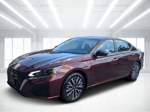 Used 2024 Nissan Altima 2.5 SV FWD image 7