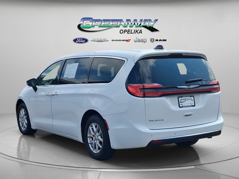 Used 2024 Chrysler Pacifica Touring-L FWD image 5