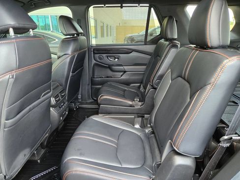 Used 2025 Honda Pilot TrailSport image 14