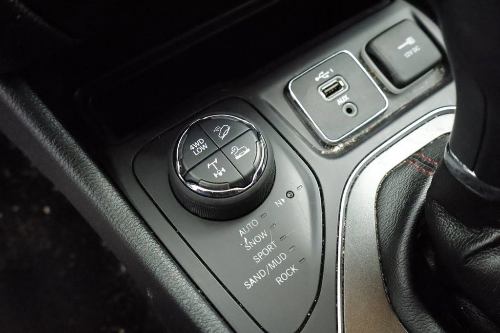 Used 2019 Jeep Cherokee Trailhawk w/ Cold Weather Group AWD/4WD image 29