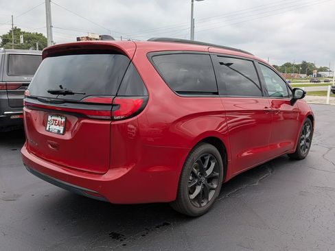Used 2025 Chrysler Pacifica Limited FWD image 8