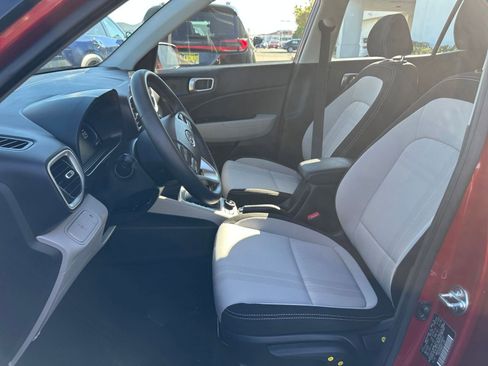 Used 2025 Hyundai Venue SEL image 28