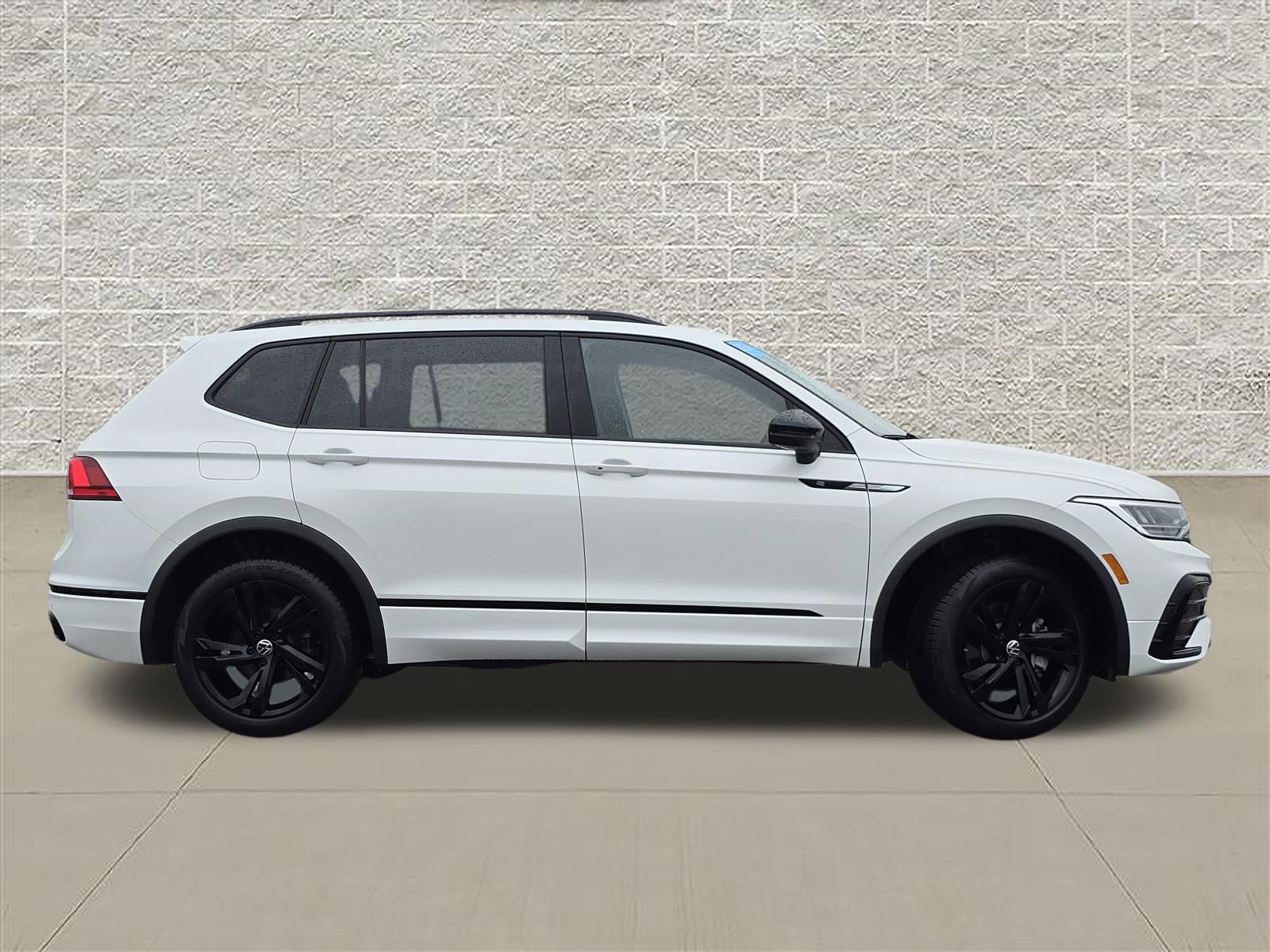 Certified 2024 Volkswagen Tiguan SE R-Line AWD/4WD image 8