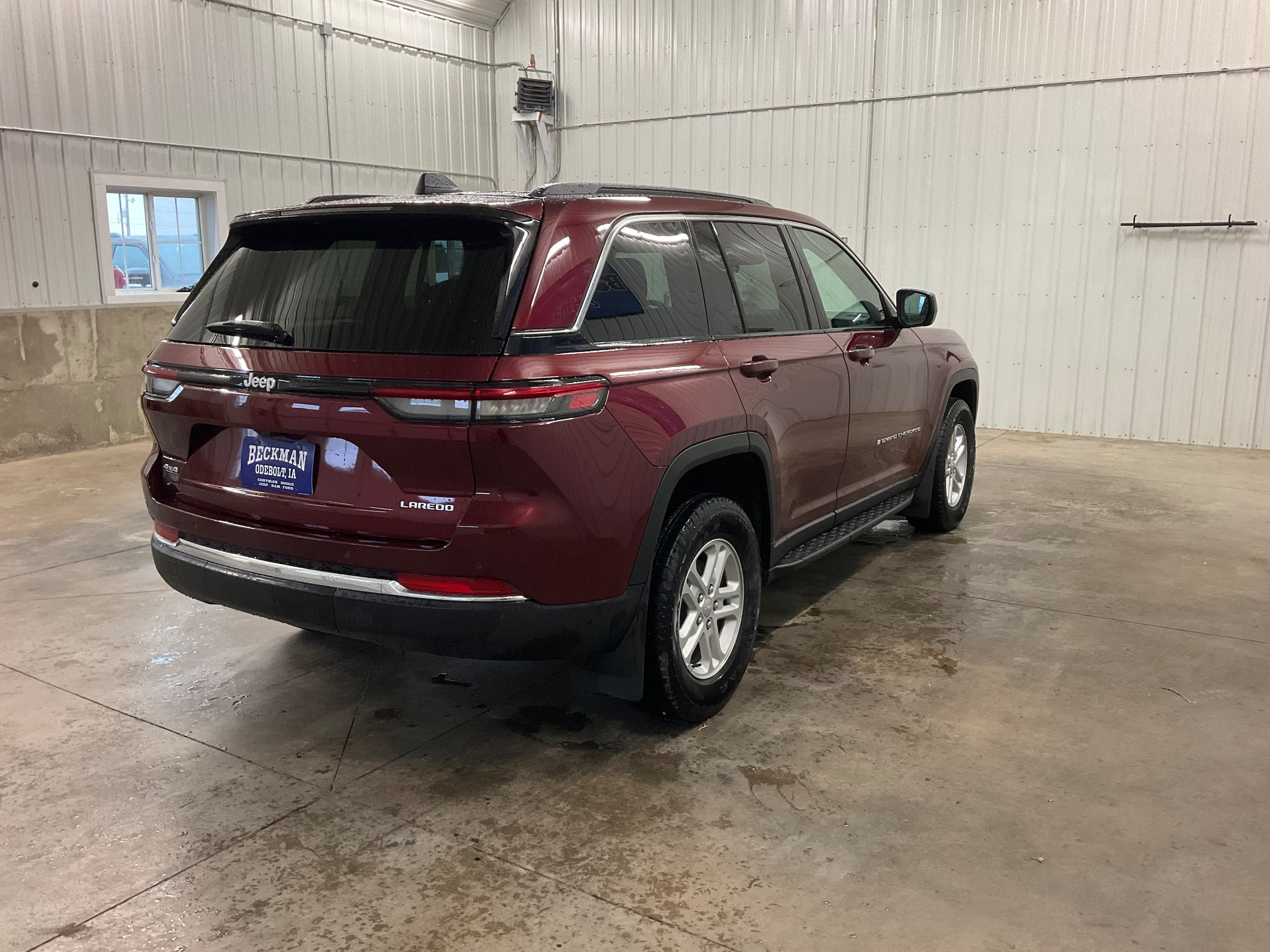 Used 2024 Jeep Grand Cherokee Laredo AWD/4WD image 5
