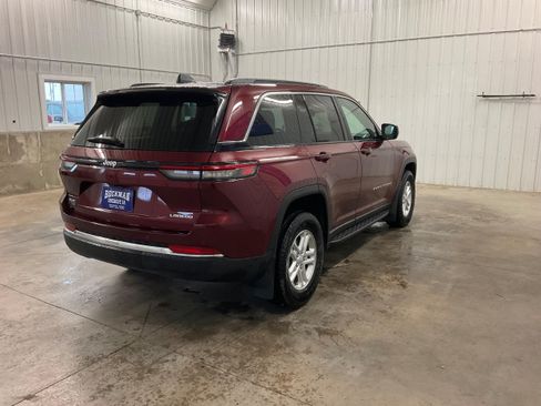 Used 2024 Jeep Grand Cherokee Laredo AWD/4WD image 5