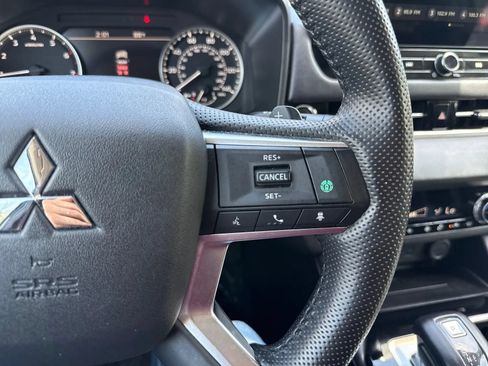 Used 2025 Mitsubishi Outlander AWD image 18